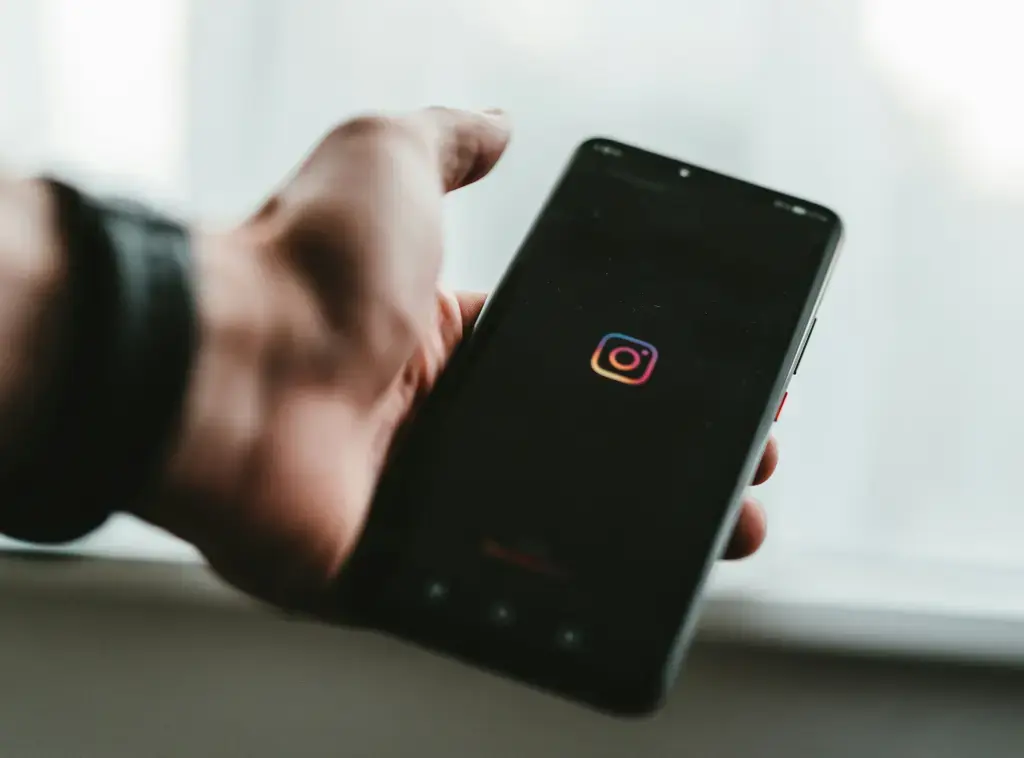 Pengguna Instagram Kini Bisa Sematkan Komentar Sendiri dengan Fitur Baru